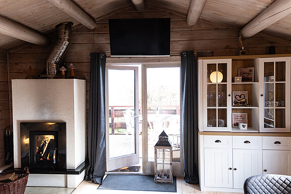 Ausgang zur Terrasse im Ferienhaus 'Zweite Heimat', mit Blick auf den Gartenbereich Ausgang zur Terrasse im Ferienhaus 'Zweite Heimat', mit Blick auf den Gartenbereich